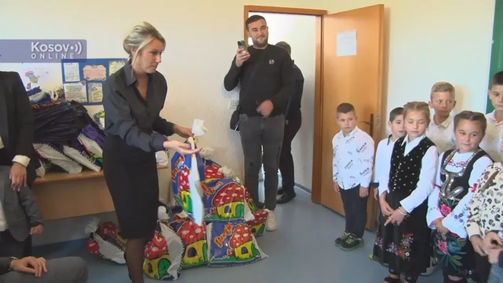 Fondacija Dajana Paunovic podelila paketice deci u Starom Gracku